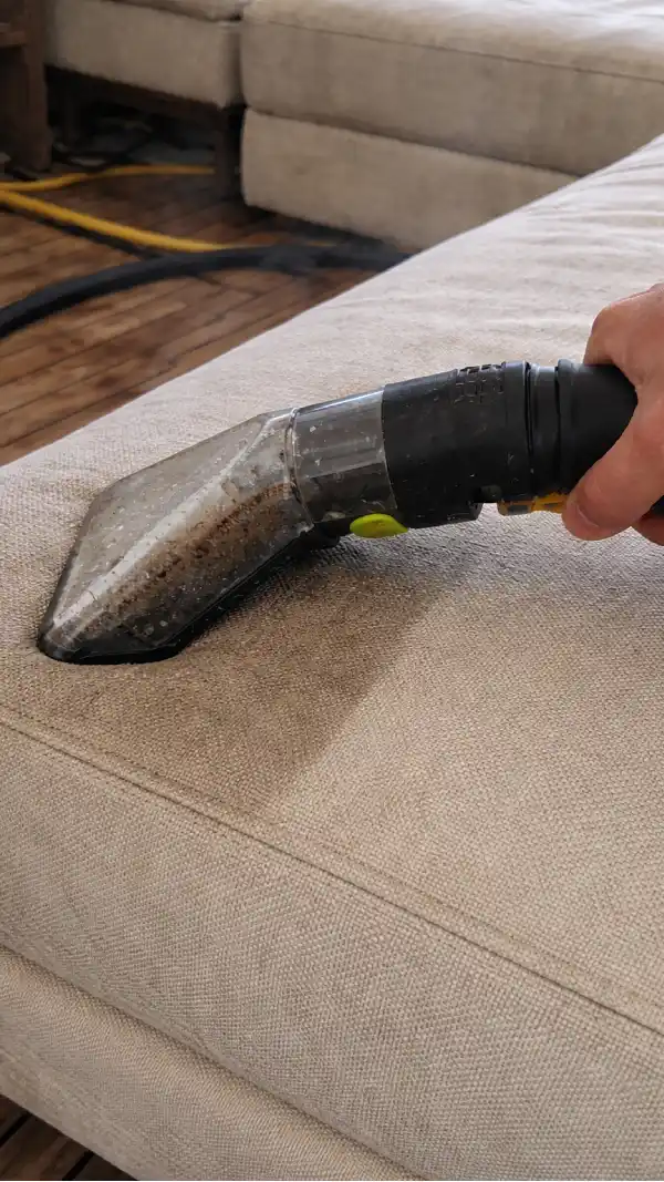 Koltuk temizliğinde yüksek ekstraksiyon gücü ile kirli suyun çekilmesi